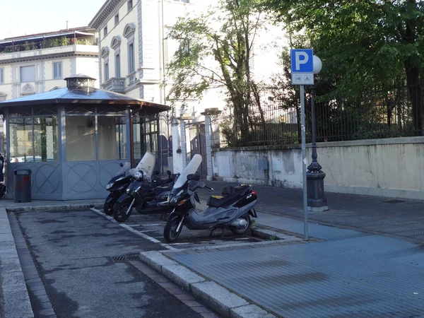 イタリアのフィレンツェの欧州都市での車両の閉鎖ショット — ストック写真