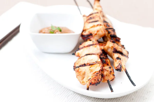 Gegrilde Kip Bamboe Spiesjes Met Een Pinda Dipsaus — Stockfoto