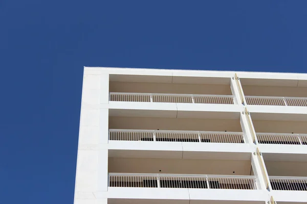 Alacsony Szögű Felvétel Egy Fehér Épületről Üres Erkéllyel Kék Éggel — Stock Fotó