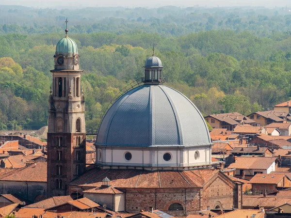 Древняя Церковь Святого Петра Здания Красными Черепичными Крышами Гаттинаре Италия — стоковое фото