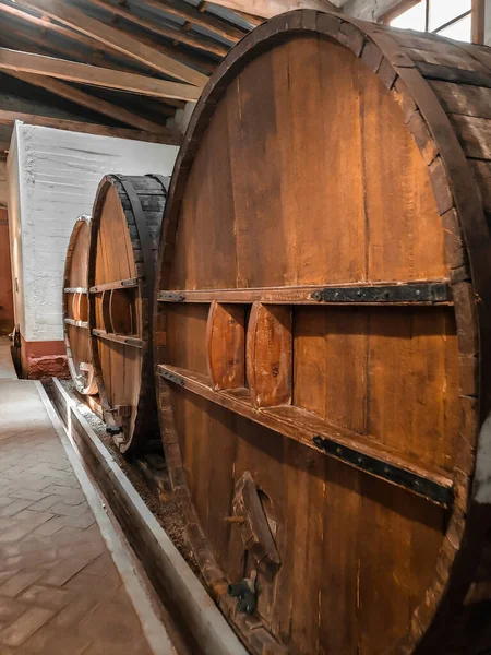 Eine Vertikale Aufnahme Großer Weinfässer Einem Weingut — Stockfoto