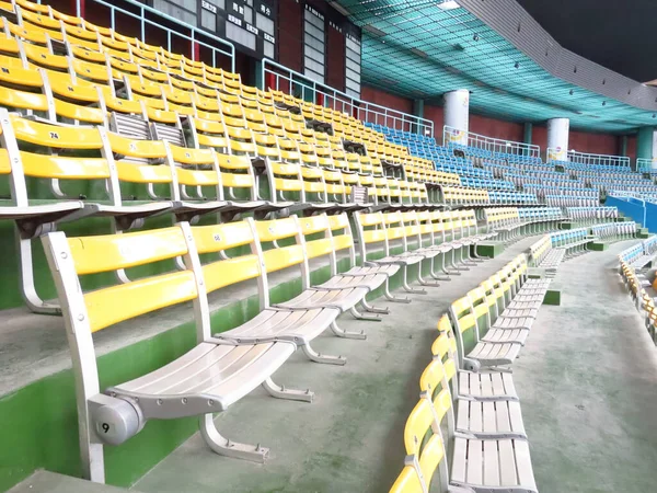 Gros Plan Chaises Stade Fermées Impaires Concept Distanciation Sociale Covid19 — Photo