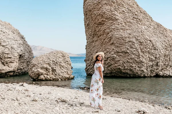 크로아티아의 바위들이 아름다운 해변에서 흰색긴 여름옷을 — 스톡 사진