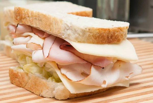 Sandwich Dinde Sur Pain Blanc Avec Laitue — Photo