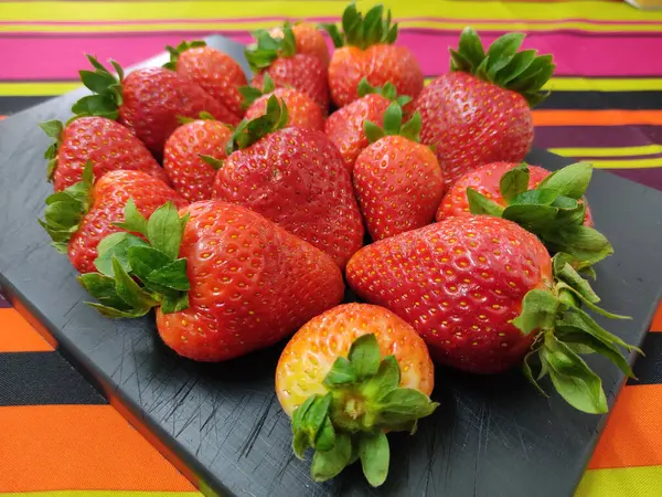 Una Toma Selectiva Fresas Jugosas Una Tabla Cortar — Foto de Stock