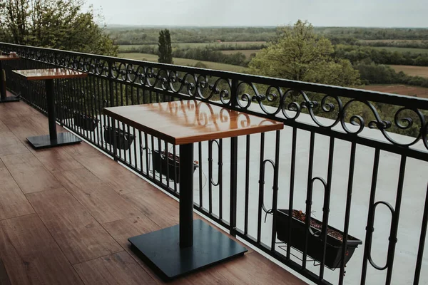 Widok Balkonowy Stołami Pięknym Krajobrazem Tle — Zdjęcie stockowe