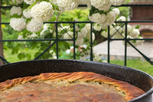 Greek Spinach Pie Dengan Keju Feta Persiapan Kue Bayam Desa — Stok Foto