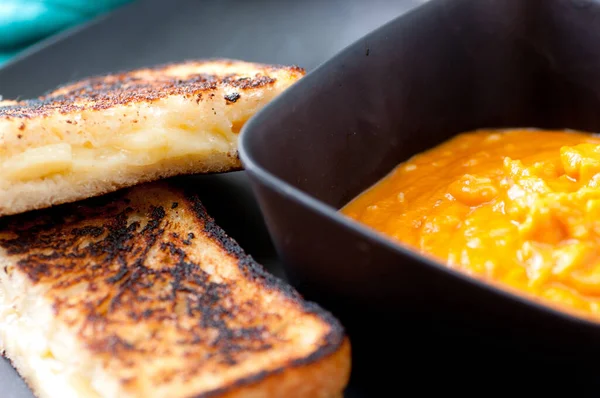 烤奶酪三明治加鹰嘴豆和西红柿汤 — 图库照片