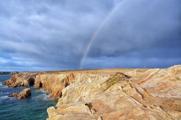 Bel Colpo Arcobaleno Attraverso Costa Rocciosa Bretagna Francia — Foto Stock