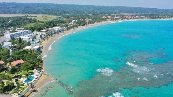 Een Luchtfoto Van Het Turquoise Strand Met Gebouwen Bukit Merese — Stockfoto