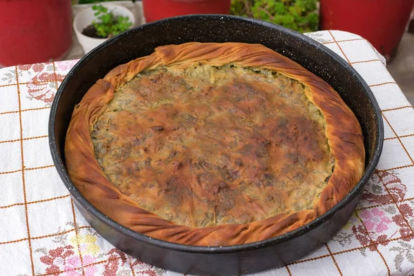 Griekse Spinazie Taart Met Feta Kaas Bereiding Van Traditionele Dorp — Stockfoto