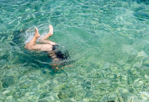 Giovane Turista Nuoto Immersioni Vicino Bella Spiaggia Nascosta Con Acqua — Foto Stock