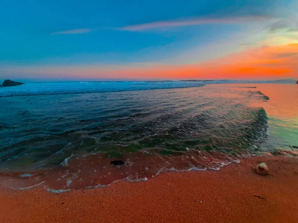 Niski Kąt Widzenia Piaszczystej Plaży Nadchodzących Fal Oceanu Zachmurzonym Niebem — Zdjęcie stockowe