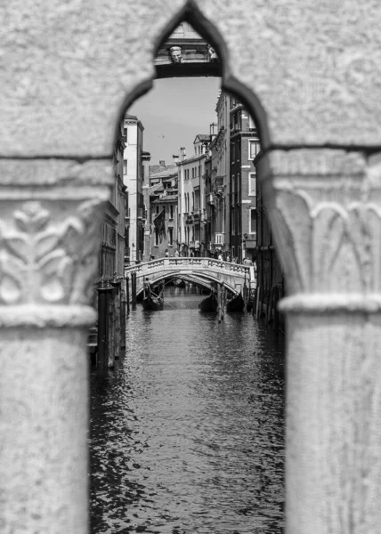Une Échelle Gris Verticale Grand Canal Vue Travers Bâtiment Venise — Photo