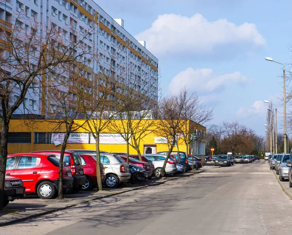 Poznan ポーランド 2016年4月12日 Poznan Polandピアストウスキー地域の小さなお店やアパートの建物によって駐車車の行 — ストック写真