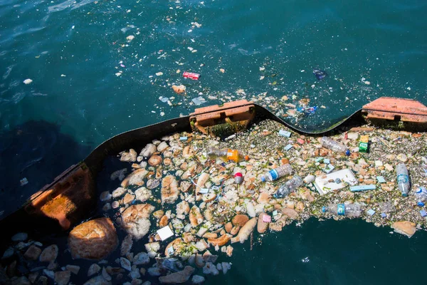 Luftaufnahme Eines Verschmutzten Strandes Mit Plastikflaschen Und Dosen Die Auf — Stockfoto