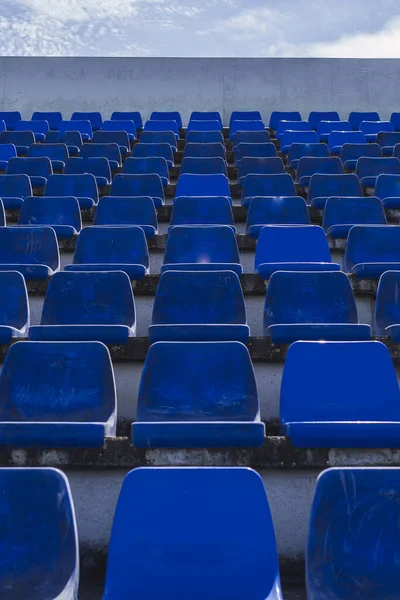 Estadio Con Muchos Asientos Azules Durante Día —  Fotos de Stock