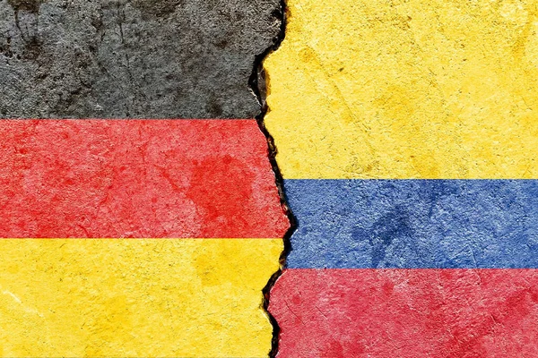 ドイツの国旗とコロンビアの国旗が壁の背景に亀裂が入り — ストック写真