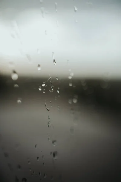 Colpo Verticale Gocce Acqua Bicchiere — Foto Stock