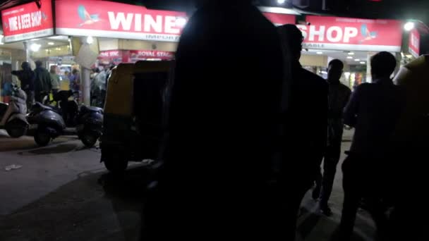 Kalabalık Bir Hükümetteki Insanların Yoğun Bir Gecede Içki Satın Alarak — Stok video