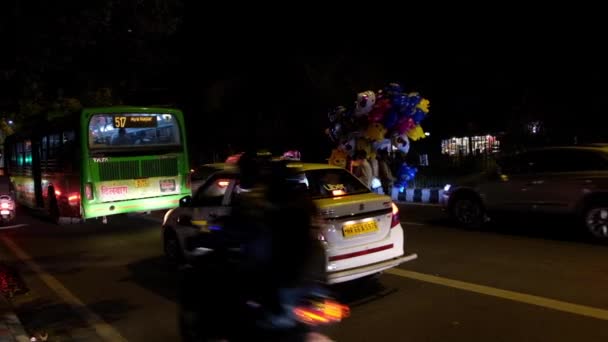 Weite Nachtaufnahme Des Stadtbildes Mit Beweglichen Aufnahmen Von Menschen Verkehr — Stockvideo