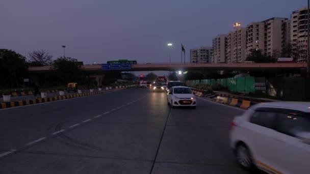 日落黄昏时分 在Aiims立交桥繁忙的环路上 经过多层公寓楼的主要车辆交通大全 — 图库视频影像