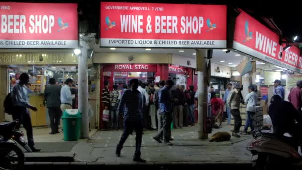 Široký Noční Pohled Natáčení Lidí Přeplněné Hektické Vlády Schválila Wine — Stock video