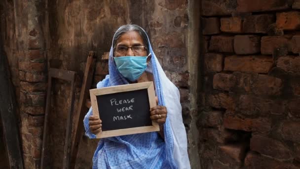 Eine Alte Indische Frau Mit Der Botschaft Bitte Maske Tragen — Stockvideo