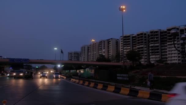 Aiims 정기적으로 도로를 통과하는 차량들 석양에 층으로 아파트 Aiims 통과하는 — 비디오