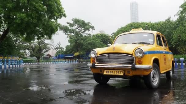 加尔各答的街道上停着一辆大使出租车 大使出租汽车已不再由印度斯坦汽车公司建造 但仍有数千辆仍在建造中 — 图库视频影像