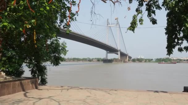 Vidyasagar Setu インドで最も長いケーブルは 日没時にフーリー川に橋を残しました — ストック動画