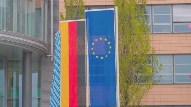 Ondas Bandeira Europeia Lado Bandeira Alemã Conceito Para Decisões Políticas — Vídeo de Stock