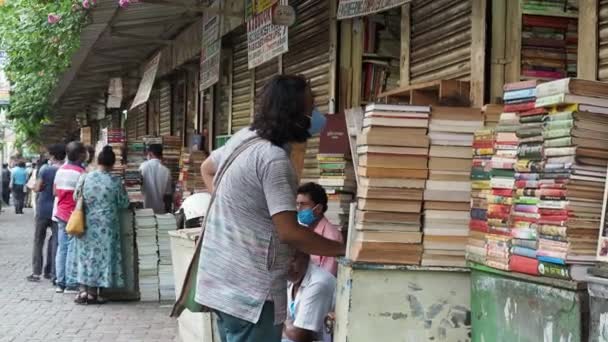 カルカッタの有名なカレッジストリート 中古書店の書店が軒を連ねています Boi Paraとしても知られる最大の書籍市場です — ストック動画