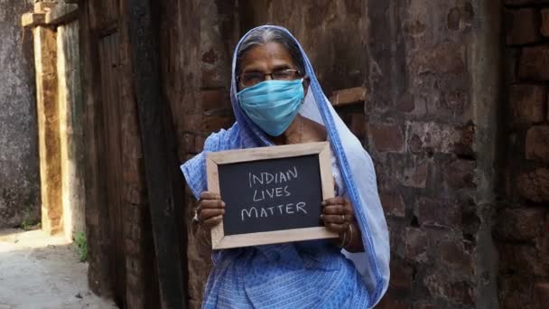Una Anciana India Con Mensaje Vida India Importa Fondo Oscuro — Vídeo de stock