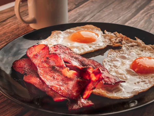 Съемка Завтрака Крупным Планом Кофе Вкусным Мясом Яйцами Черной Тарелке — стоковое фото