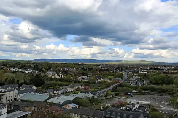 Uitzicht Stad Onder Zware Wolken — Stockfoto