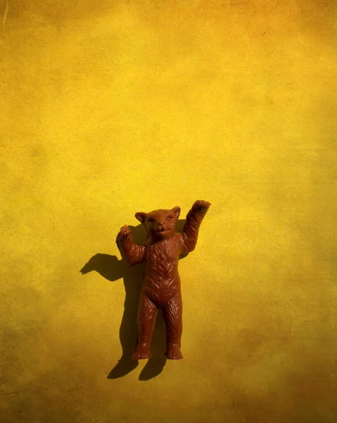 Крупный План Игрушечного Медведя Жёлтом Фоне — стоковое фото