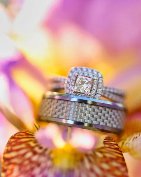 Primer Plano Anillos Masculinos Femeninos Sobre Fondo Colorido Brillante — Foto de Stock