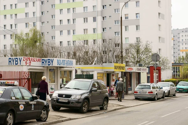 Poznan ポーランド 2013年4月30日 小さなお店の前に駐車車の人々と行 毎日新鮮な商品を提供する小さなお店です — ストック写真