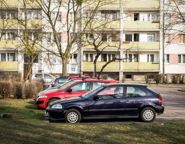 Poznan Polska Paź 2016 Wiele Zaparkowanych Samochodów Przed Apartamentowcem — Zdjęcie stockowe