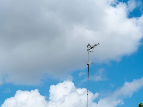 Una Toma Ángulo Bajo Una Antena Techo Con Nubes Cielo — Foto de Stock
