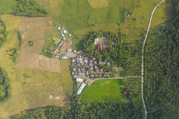 菲律宾热带岛屿上一座山村的房屋和建筑物的空中无人机拍摄视图 在炎炎夏日假期与 — 图库照片