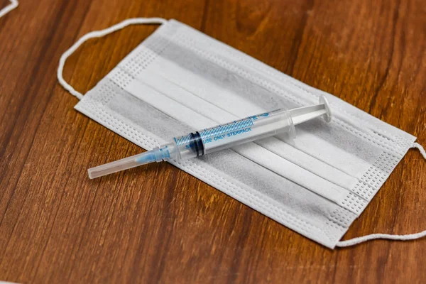 Top View Shot White Surgical Cotton Mask Syringe Wooden Surface — Stock Photo, Image