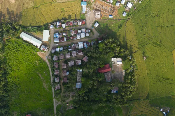 菲律宾热带岛屿上一座山村的房屋和建筑物的空中无人机拍摄视图 在炎炎夏日假期与 — 图库照片