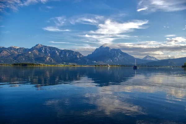 Lago Forggensee Baviera Alemania Con Reflejos Montañas Nubes Ella Día — Foto de Stock