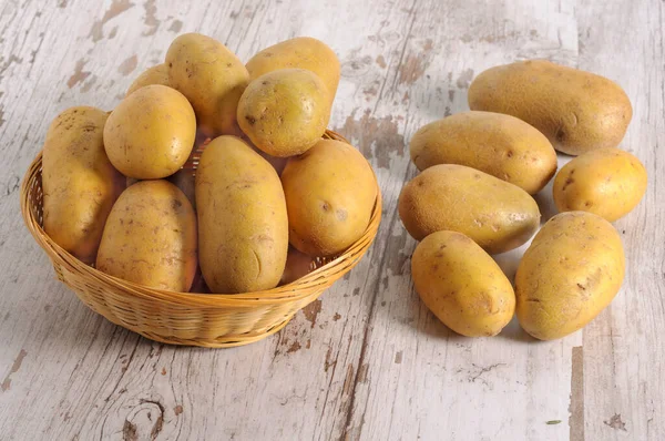 Les Pommes Terre Crues Fraîches Propres Sur Tableau Bois Blanc — Photo