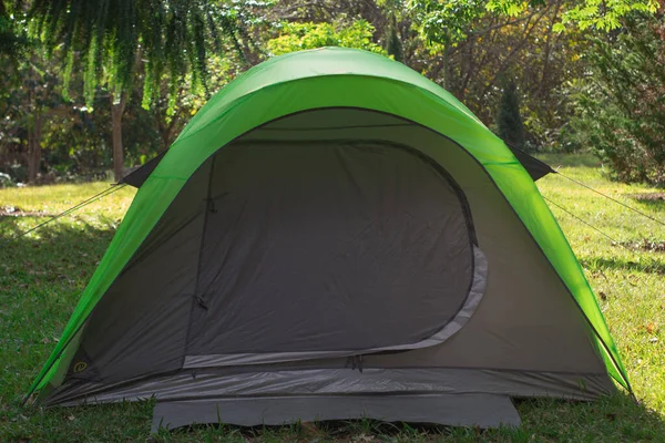 阳光下草地上的一个绿色帐篷 — 图库照片