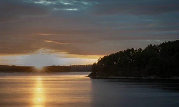 Een Prachtig Zonsondergang Uitzicht Rivier Omringd Door Bossen — Stockfoto