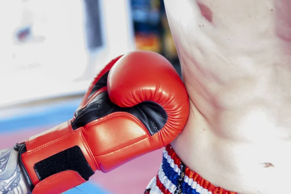 Una Mano Con Guante Boxeo Golpeando Abdomen Boxeador Sin Camisa — Foto de Stock