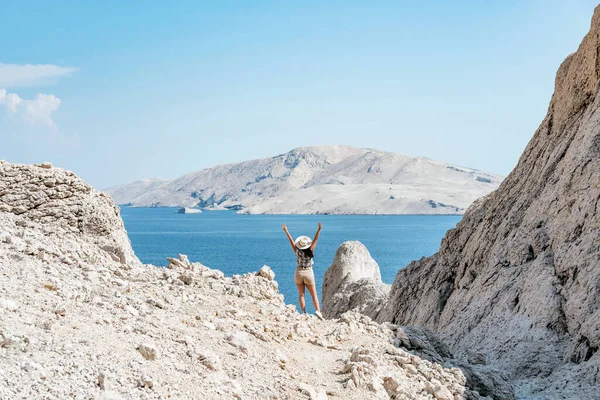Tiny Human Big World Young Tourist Standing Ridge Overlooking Amazing — Stock Photo, Image